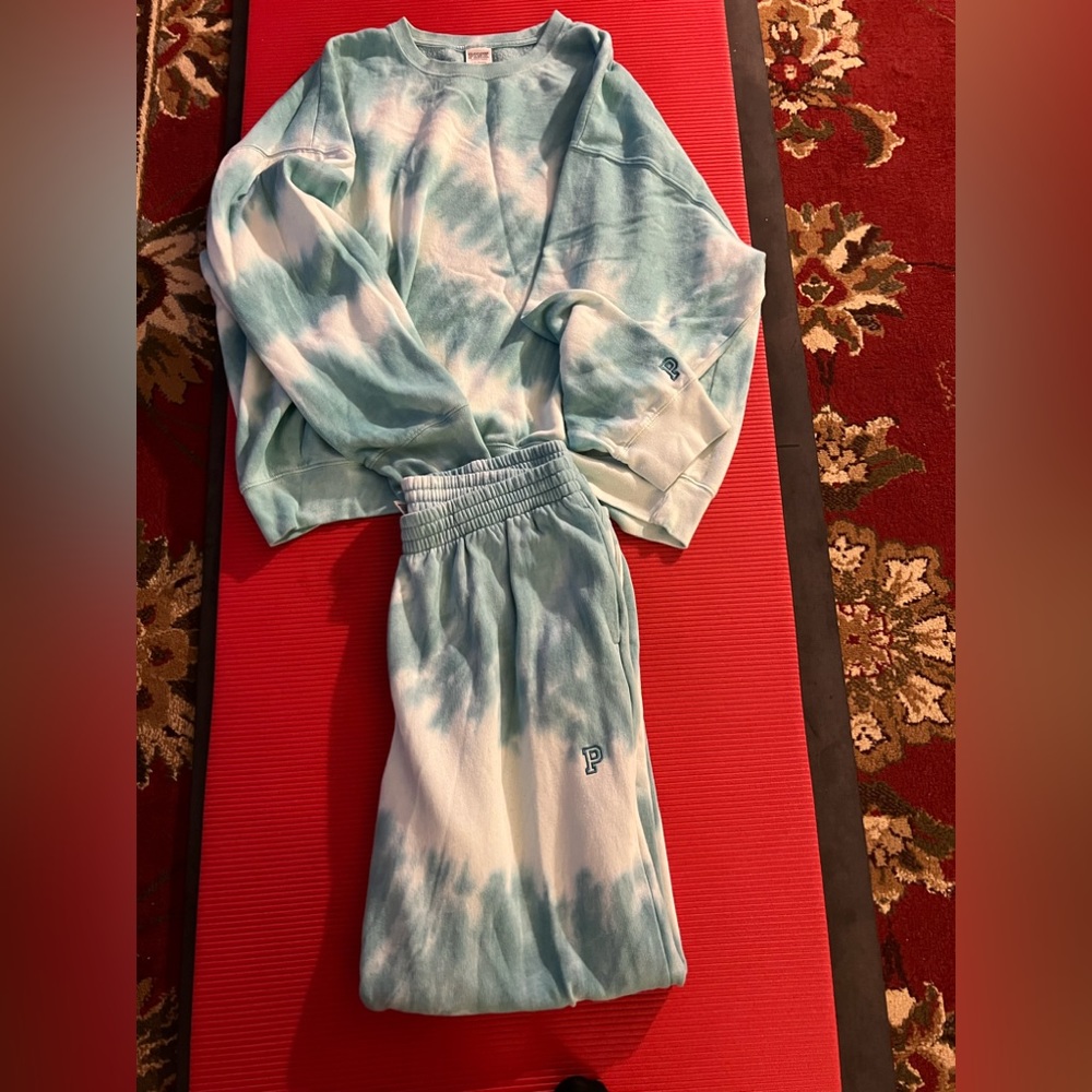 Cozy tie dyed sweatsuit sz large